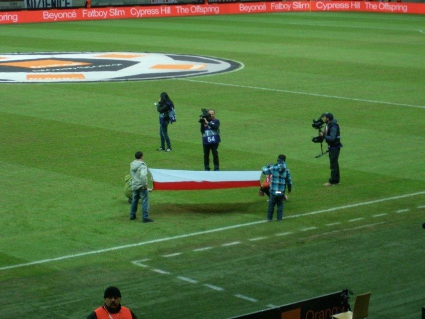 Na murawę boiska polskich piłkarzy wprowadzały dzieciaki z...