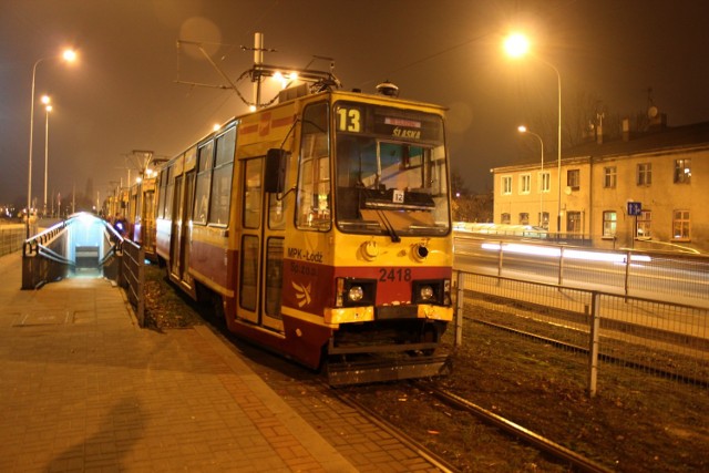 W stojący na przystanku przy Woronicza tramwaj linii 8 uderzył ...