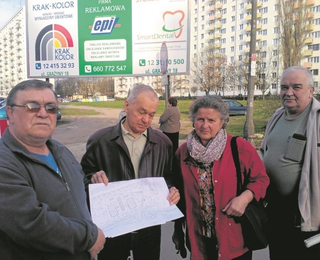 Od lewej: Jerzy Mędrek, Karol Haberko, Krystyna Karabuła (radna dzielnicy) i Edward Trzebotar pokazują plany niechcianej budowy