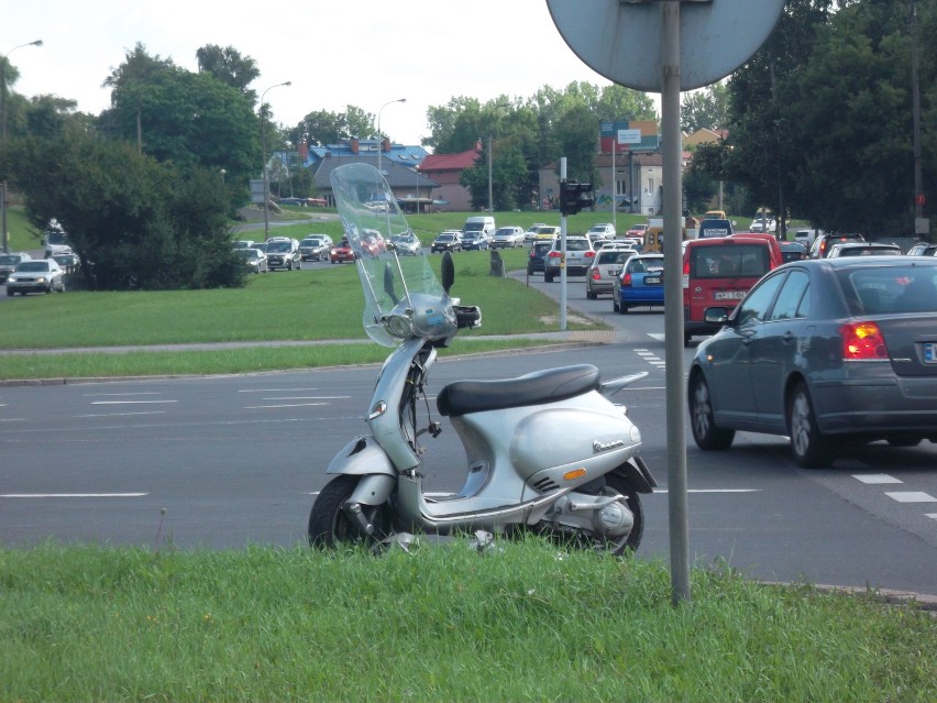 Zderzenie na skrzyżowaniu Wilanowskiej z Sikorskiego. Kierowca skutera trafił do szpitala (ZDJĘCIA)