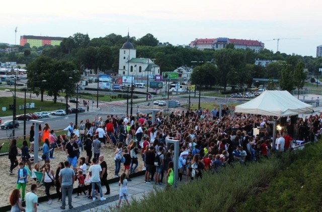 Tarasy Zamkowe oficjalnie rozpoczynają letni sezon. Od piątku na dachu centrum handlowego w Lublinie będzie można odpoczywać na plaży i w strefie chill-out, z wygodnymi leżakami i siedziskami, na najmłodszych czeka piaskownica z placem zabaw. Kolejna plaża, wyposażona w atrakcyjne zestawy zabawowe dla dzieci, usypana zostanie na placu na parterze budynku. W piątek też odbędzie się grillowanie z Damianem Kordasem, najmłodszym zwycięzcą jednego z najpopularniejsz