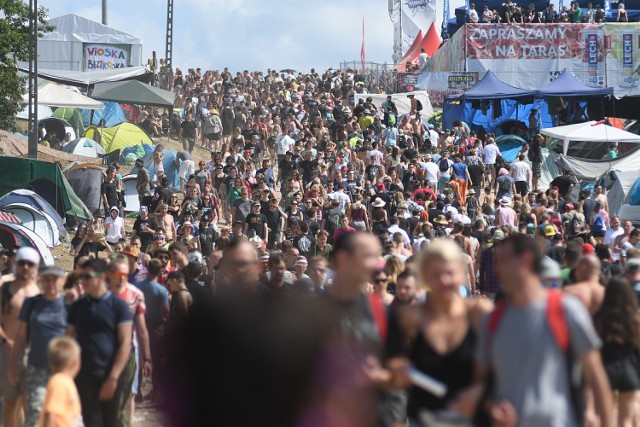 Organizacja Pol'and'rock Festiwalu to co roku ogromne przedsięwzięcie logistyczne. Pierwsze prace na festiwalowej łące w Kostrzynie nad Odrą zaczynają się już na około miesiąc przed rozpoczęciem imprezy. 

Pracy jest masa, bo trzeba wybudować infrastrukturę, która będzie służyła kilkuset tysiącom ludzi. Trzeba przygotować teren, podłączyć prąd i wodę, przygotować setki kontenerów, ponad tysiąc przenośnych toalet, ustawić około 20 km płotów. Do tego wybudować kilka scen, ogromne namioty, stoiska handlowe i gastronomiczne. 

Śledziliśmy, jak posuwa się budowa festiwalowego miasta i jak później tętni ono życiem. Zachęcamy do oglądania kolejnych zdjęć w galerii. 

Zobacz też wideo: Jurek Owsiak i mocne słowa na zakończenie Pol'and'Rock Festiwalu 2019


