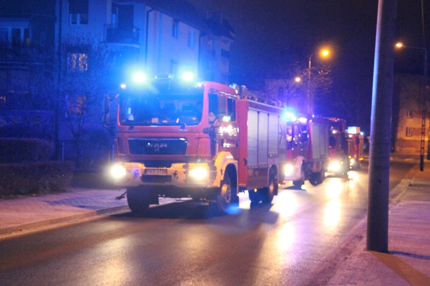 KROTOSZYN: 4 zastępy straży pożarnej interweniowały na ul. Rawickiej [ZDJĘCIA]