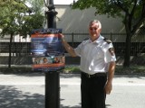 Komendant gnieźnieńskiej straży miejskiej złapał osoby, które nielegalnie zawieszały plakaty