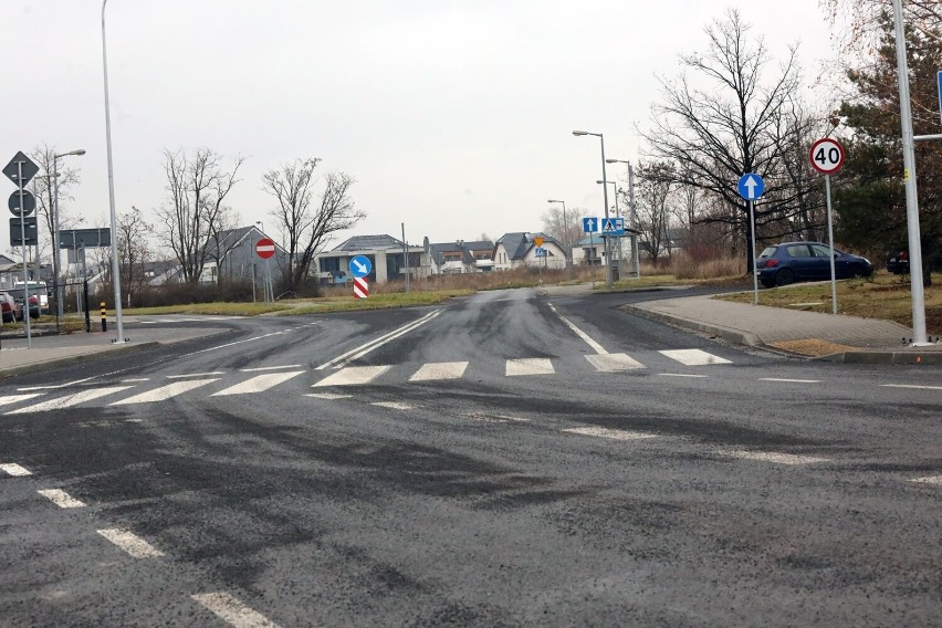 Legnica: Nowa droga na byłym lotnisku jest już przejezdna, zobaczcie zdjęcia