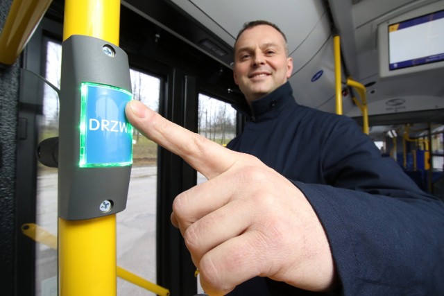 Arkadiusz Ślipikowski z Miejskiego Przedsiębiorstwa Komunikacji w Kielcach informuje, że od czwartku pasażerowie linii 34, 46, 50, 51 i 54 powinni naciskać taki przycisk przy drzwiach, gdy chcą wysiąść z autobusu.