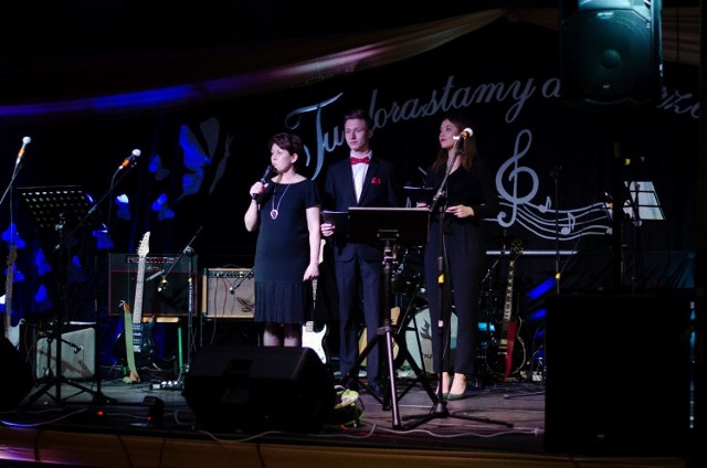 W niedzielę w Liceum imienia Bartosza Głowackiego w Opatowie odbył się koncert "Tu dorastamy do marzeń". Zobacz zdjęcia z wydarzenia. ]

>>>Koncert "Tu dorastamy do marzeń" w Opatowie. Czytaj relację z koncertu

Więcej zdjęć na kolejnych slajdach. 