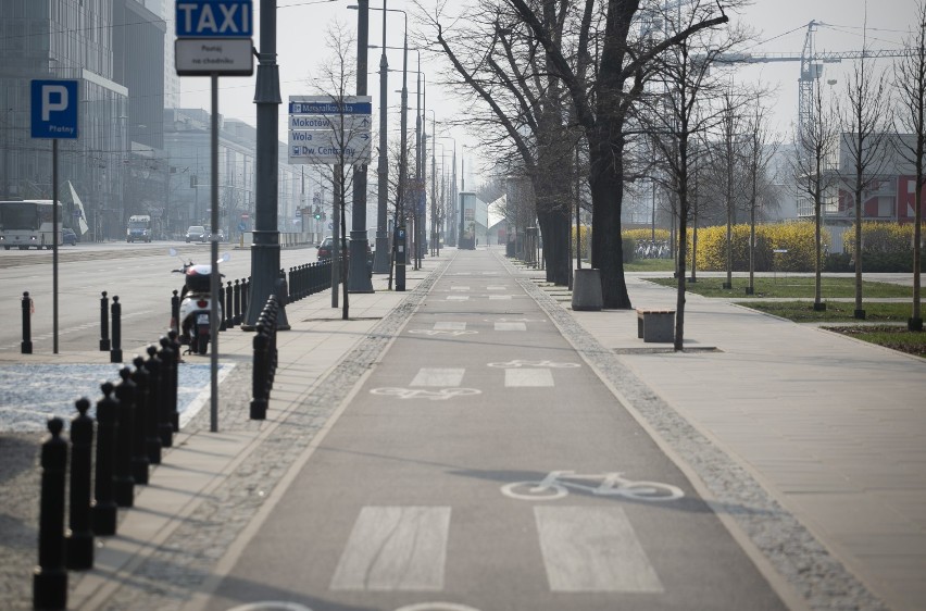 Warszawa jak po apokalipsie. Smog nas dusi, koronawirus trzyma w domach. Niebezpieczne połączenie