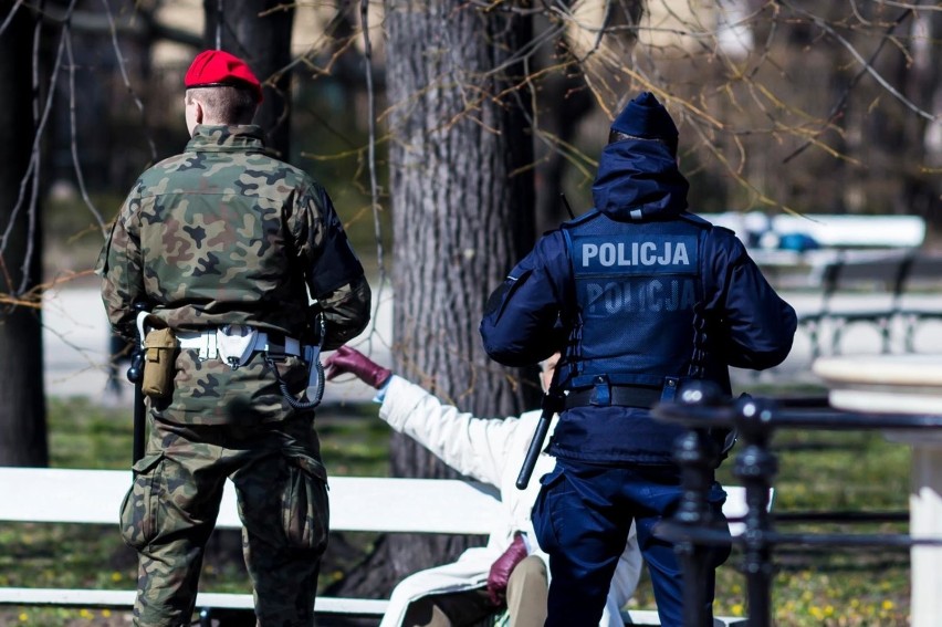 Zdaniem wielu specjalistów średnia tygodniowa nowych chorych...