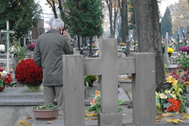 Cmentarz na Karolówce: wirtualny znicz na grobie?