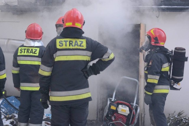 Ogień zajął garaż przy ulicy Szkolnej w Fordonie. Na miejsce wysłano dwa zastępy.