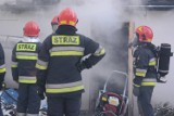 Pożar garażu przy ulicy Szkolnej w Bydgoszczy. Na miejsce wysłano dwa zastępy straży pożarnej