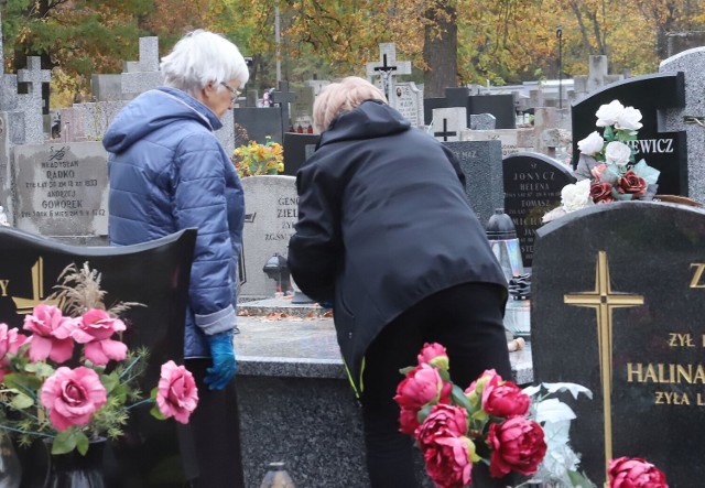Radomianie sprzątali groby w sobotę 22 października na cmentarzu przy ulicy Limanowskiego.