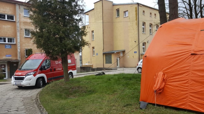 Strażacy rozstawili namiot na terenie szpitala w Sławnie. Będzie pełnił rolę polowej izby przyjęć [ZDJĘCIA]