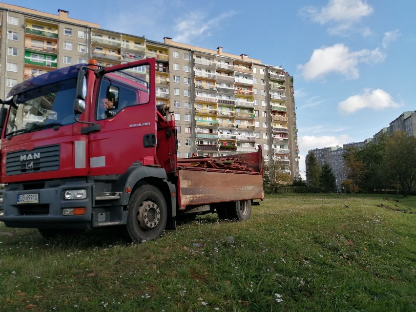 Koparka na placu zabaw między ulicami Forteczną i Senatorską...