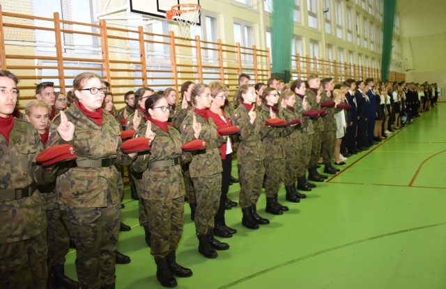 Uczniowie klas pierwszych Liceum Ogólnokształcącego imienia Kardynała Wyszyńskiego w Staszowie ślubowali między innymi osiągać jak najlepsze wyniki w nauce i zachowaniu, strzec honoru szkoły oraz z dumą i powagą nosić mundur