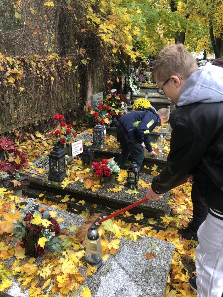 Uczniowie szkół powiatu szamotulskiego odwiedzili cmentarze. Zapalili znicze na grobach żołnierzy i kolegów [ZDJĘCIA]