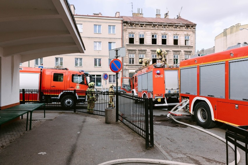 Pożar jednego z pawilonów przy hali targowej w Rzeszowie.
