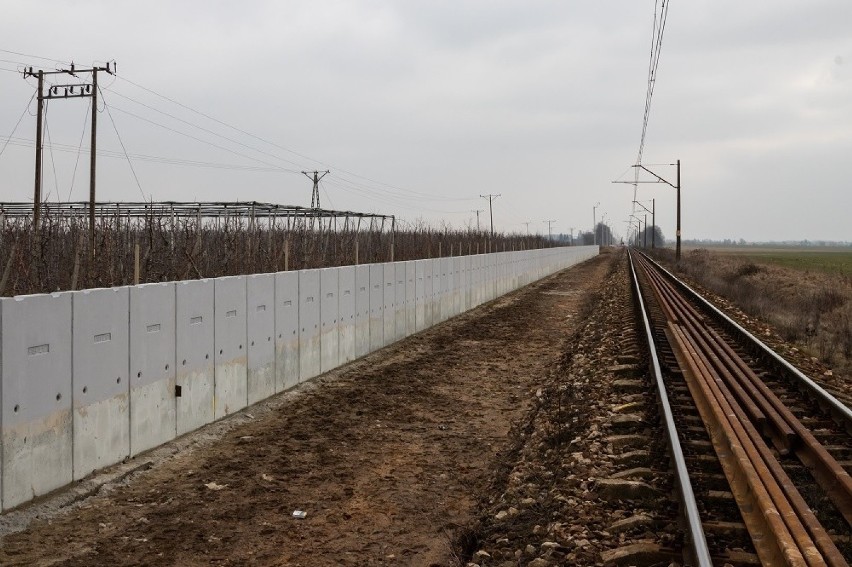 Szybka kolej Radom - Warszawa. Na linii kolejowej numer 8 powstają przystanki i trakcja. W marcu ruszą roboty pomiędzy Warką a Radomiem