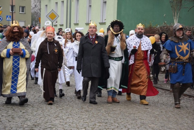 Orszak Trzech Króli, 6 stycznia 2020 roku. Mieszkańcy Nowej Soli przeszli ulicami miasta aż do Harcerskiej Górki. Zobacz zdjęcia w galerii >>>>