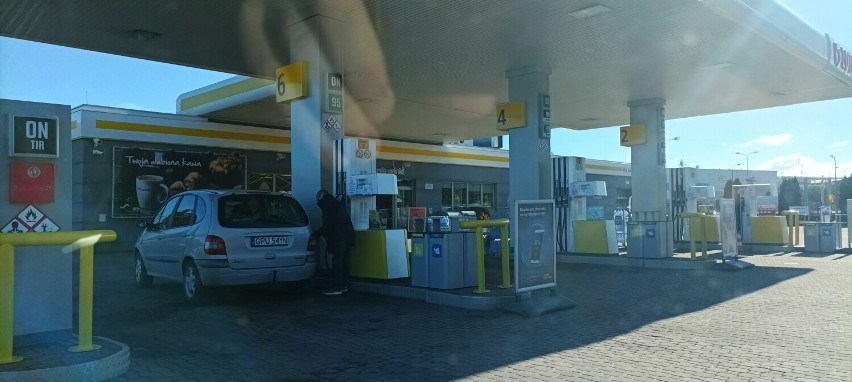 Niedziela na stacjach benzynowych w powiecie puckim (27.02.2022). Kolejek nie ma, paliwo jest | ZDJĘCIA