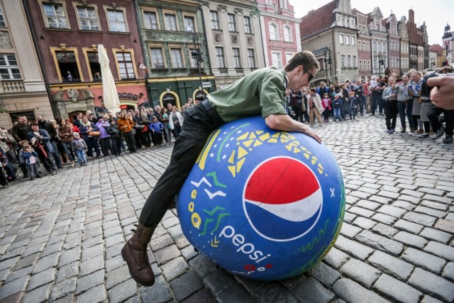 Wszędzie tam, gdzie pojawi się PEPSI Funball, możecie liczyć na sporą dawkę funu! Piłka ma różne oblicza, dlatego na evencie oprócz wielkiej piłki, będą czekały na was też „zośki”, piłki do skakania i klasyczne piłki do gry. Można będzie także spróbować swoich sił w sztuczkach z piłką!