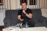 Łukasz Orbitowski w Chodzieży: Spotkanie z pisarzem w Miejskiej Bibliotece [FOTO]