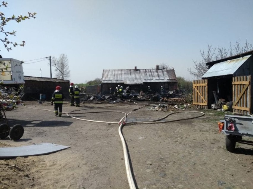 Pożar w Dąbrówce Tczewskiej oraz Turzu. Spłonęła stodoła, 2 auta i dach domu [WIĘCEJ ZDJĘĆ]