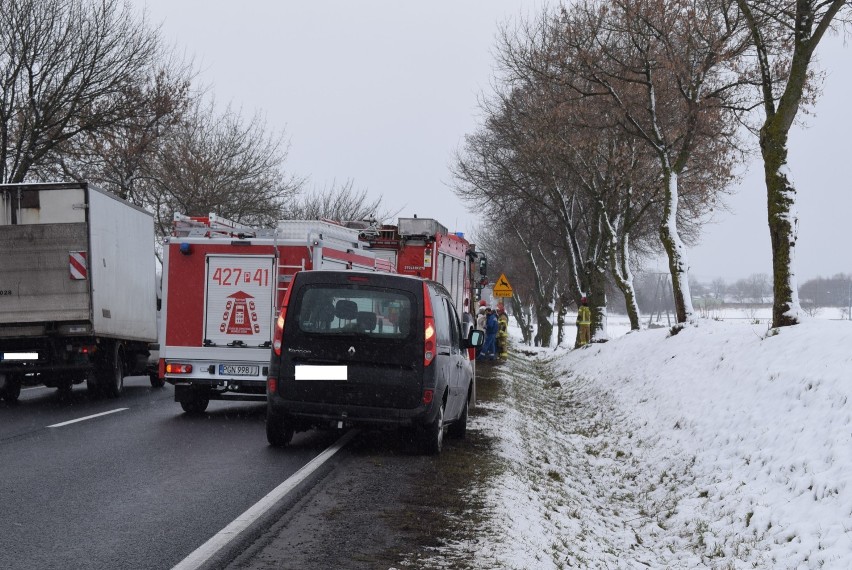 Powiat Gniezno. Wypadek na DK15. Zderzyły się trzy osobówki i śmieciarka