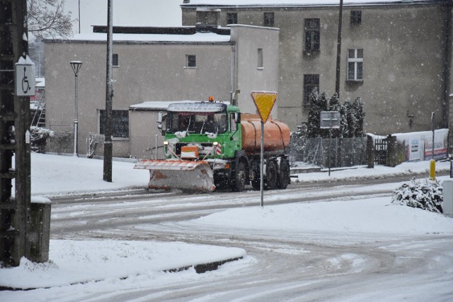 Żnin po opadach śniegu w piątek, 03.02.2023.