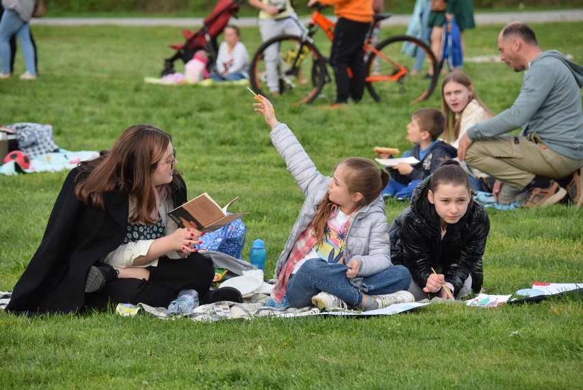 "Majowy Piknik na Trawie" w Krośnie przyciągnął tłumy. Atrakcji było mnóstwo, wśród nich loty balonem [ZDJĘCIA]