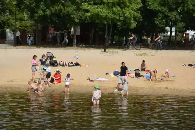 W niedzielę 5 maja nad zalewem na Borkach w Radomiu było plażowanie i kąpiele. pogoda była fantastyczna.