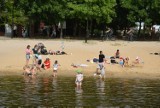 Majówka nad zalewem na Borkach w Radomiu. W upalną niedzielę było plażowanie, kąpiele, spacery, rowerowe przejażdżki. Zobacz zdjęcia