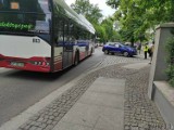 Wypadek na ul. Piastowskiej w Opolu. Autobus elektryczny zderzył się z osobówką