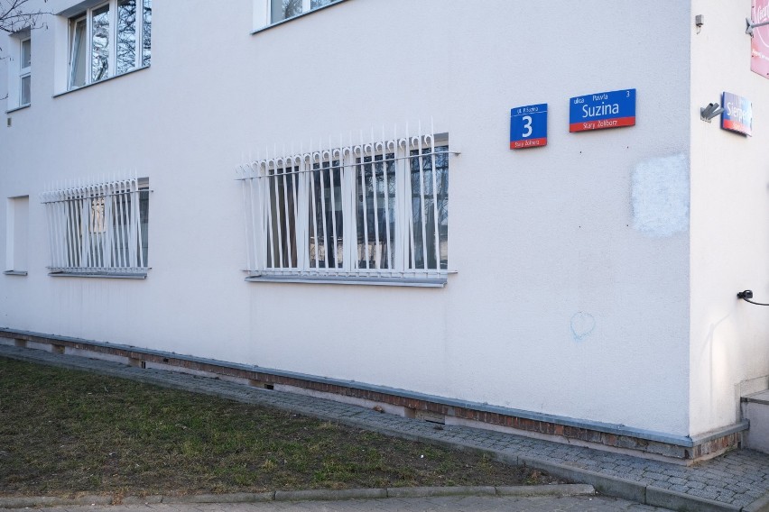 Żoliborz. Skradziono tablicę upamiętniającą Lecha Kaczyńskiego. Policja szuka sprawców