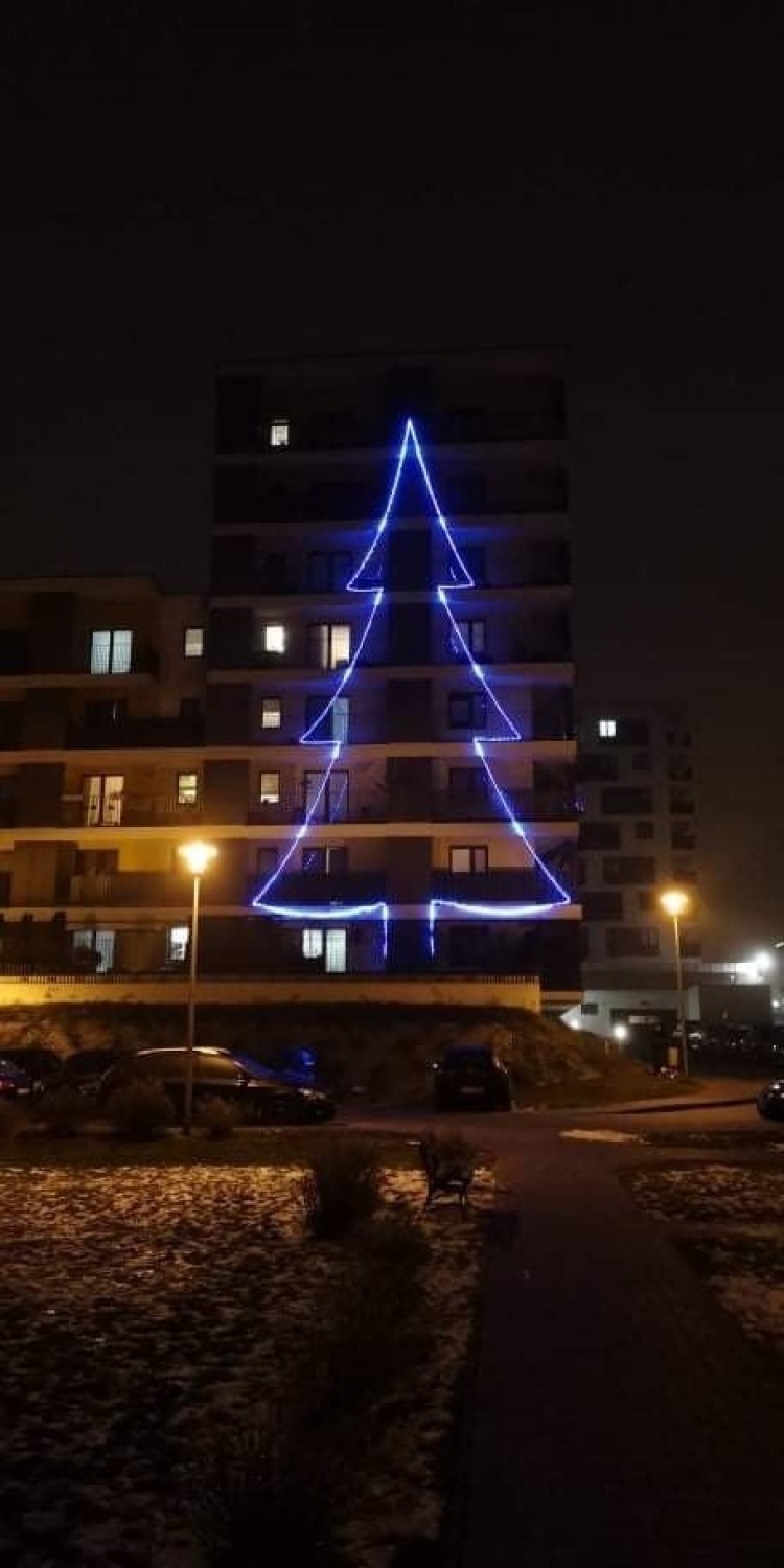 6-piętrowa sąsiedzka choinka zdobi balkony mieszkańców przy ul. Jantarowej w Lublinie. Zobacz zdjęcia i wideo!