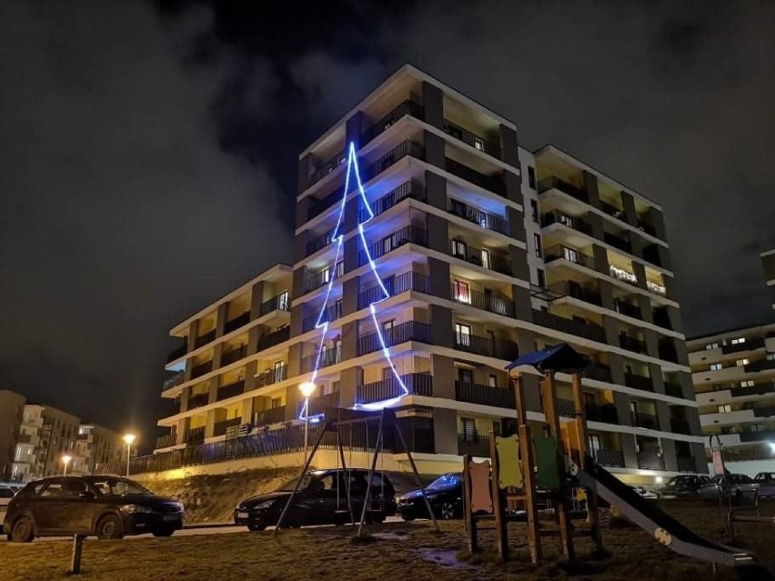 6-piętrowa sąsiedzka choinka zdobi balkony mieszkańców przy ul. Jantarowej w Lublinie. Zobacz zdjęcia i wideo!