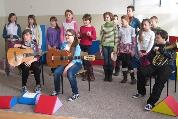 Uczniowie ze Szkoły Podstawowej w Drzewcach autorami najlepszego Hymnu Kibica