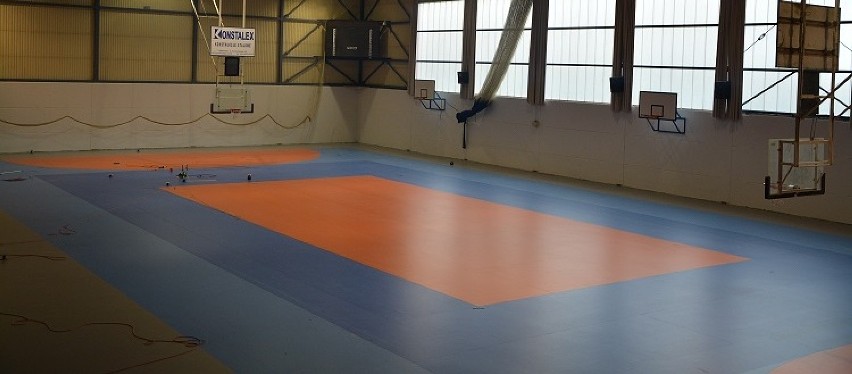 Nowa podłoga w hali sportowej