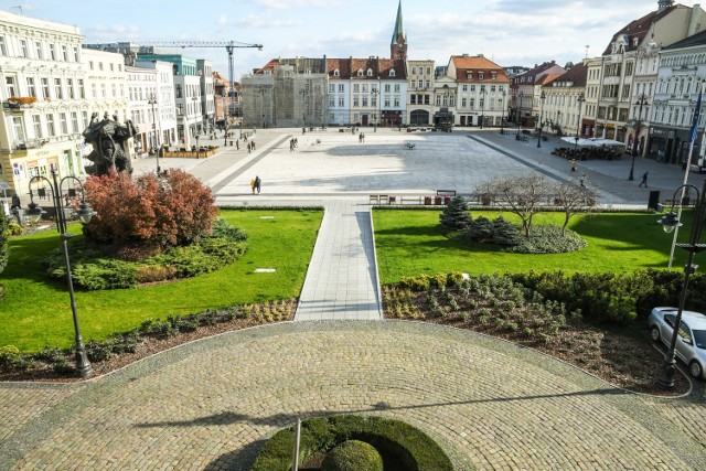 Przed bydgoskim ratuszem miały parkować tylko auta służbowe UM Bydgoszczy. Ale dojeżdżają tu też prywatne samochody urzędników.