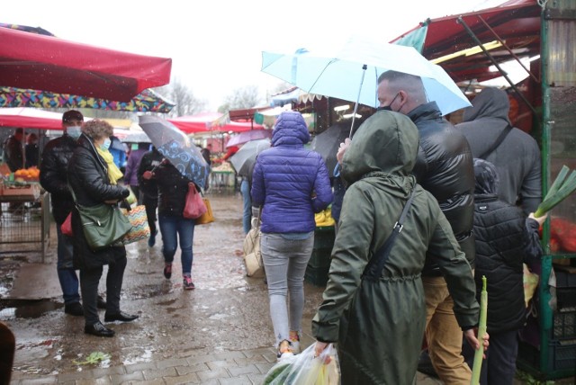 Kupcy z targowiska w Dąbrowie Górniczej nie mają majówki. Klientów jest bardzo dużo mimo deszczu.

Zobacz kolejne zdjęcia. Przesuwaj zdjęcia w prawo - naciśnij strzałkę lub przycisk NASTĘPNE