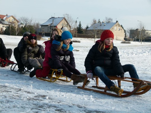 Kuligi i lodowisko. Na takie zimowe atrakcje mogli liczyć młodsi i starsi mieszkańcy w Zduńskiej Woli jeszcze 10 lat temu. Tak bawiono się na lodowisku i podczas kuligów organizowanych przez Miejski Ośrodek Sportu i Rekreacji w 2013 i 2014 roku.