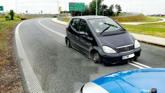 Pijany kierowca tego mercedesa przez kilka kilometrów jechał S8 bez opon