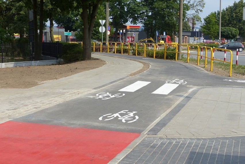 Droga dla rowerów i nowy chodnik przy Krzywoustego już dostępny dla pieszych i rowerzystów