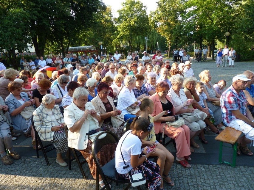 Koncert Pawła Orkisza i wspólne śpiewanie pieśni patriotycznych na Pl. 3 Maja [ZDJĘCIA]