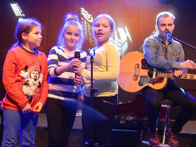 Dla odważniejszych dzieci była też szansa na mały występ na scenie. Basia, Agata i Zosia (od lewej) z PSP nr 1 w Kluczborku zaśpiewały utwór "Taniec życia".