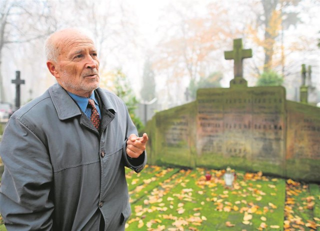 Henryk Komar uważa, że rodzina Żarskich zasługuje na odnowienie zniszczonego dziś nagrobka na starym cmentarzu