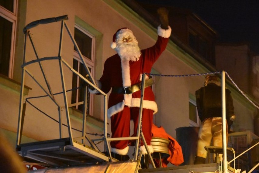 Mobilna fabryka św. Mikołaja odwiedziła Wrześnię! Na rynku odpalono lampki na choince, a w tle zabrzmiały świąteczne piosenki!