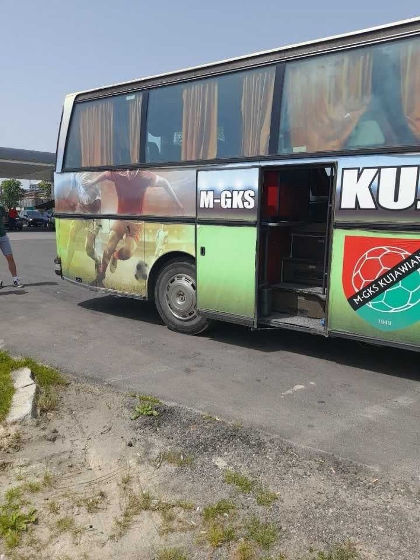 Ze względu na awarię autobusu piłkarze Kujawianki Izbica...