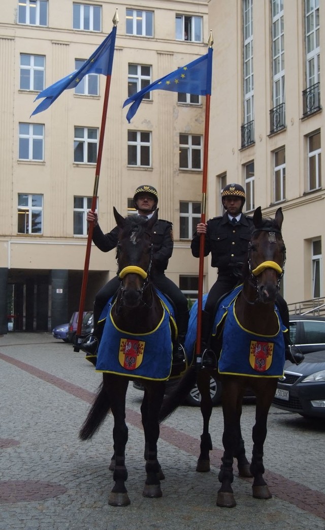 Strażnicy miejscy na koniach dzierżyli lance z unijnymi flagami.